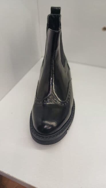 сапоги из натурального меха и кожи: Классические ботинки челси черного цвета, выполненные из глянцевой — 1