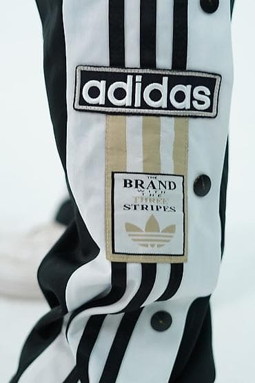 джинсы килоты: Спортивные штаны adidas с кнопками по бокам. Сэкон-Хенд — 2