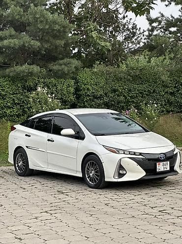 Toyota Prius: 2017 г., 1.8 л, Автомат, Гибрид, Лифтбек at lalafo.kg Toyota Prius: 2017 г., 1.8 л, Автомат, Гибрид, Лифтбек