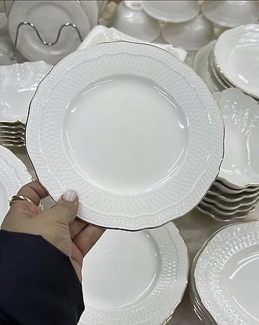 Белоснежный столовый сервиз из тонкого фарфора с рельефным узором и