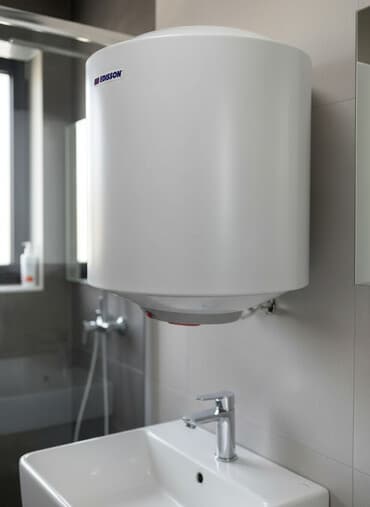 Электрический водонагреватель Edisson в белом корпусе. Эта модель