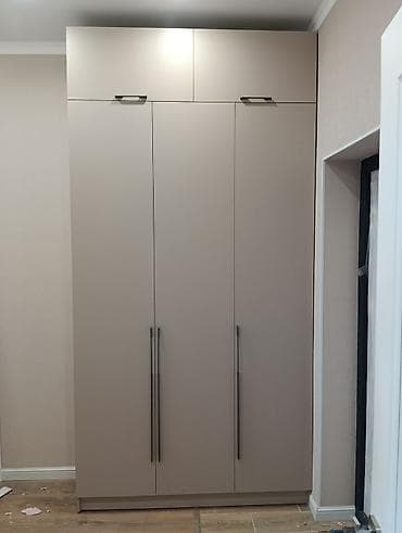 кийим: Шифоньерлер, кийидер үчүн шкафтар, Түз — 1