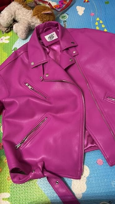 с мехом чернобурка с: Косуха из эко‑кожи ярко‑фуксия - Классический байкерский крой — 2