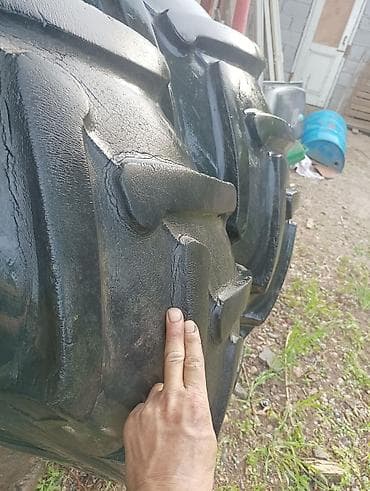 Шиналар жана дисктер: Пара сельскохозяйственных шин с выраженным елочным протектором. Задние — 5