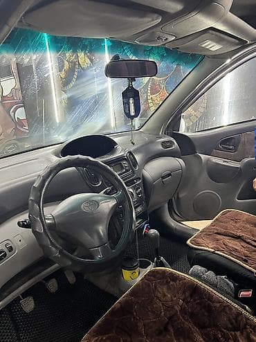 coroll: Toyota ist: 2003 г., Автомат, Бензин, Хэтчбэк — 2