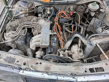 Двигатель Audi под капотом автомобиля (рядный бензиновый