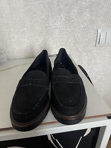 Жеке буюмдар: Женские лоферы из чёрной замши - Классическая модель с перемычкой — 2