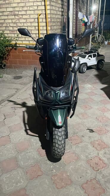 диск на скутер: Скутер класса «адвентур» с высоким ветровым стеклом и защитным обвесом — 1