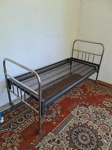 Металлическая односпальная кровать с сетчатым основанием. - Размер