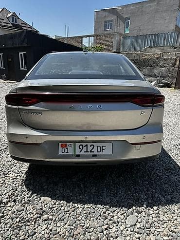 byd e1: GAC Aion S — электрический седан серо‑серебристого цвета. Основные — 4
