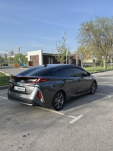 tesla 3: Toyota Prius: 2017 г., Гибрид, Хэтчбэк — 6