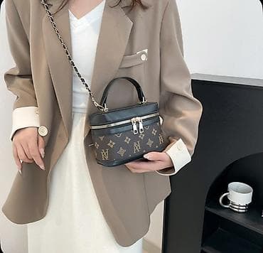 louis vuitton lv: Классическая сумка, Louis Vuitton, Китай, Материал: Искусственная кожа, Жёсткая конструкция, Застежка на молнии, Съёмный ремень, Женские, Новый — 2