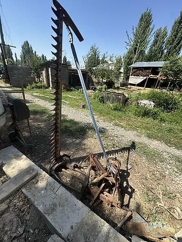 Унаа: Трактор колесный, кабина закрытого типа. Класс тяги ориентировочно — 5