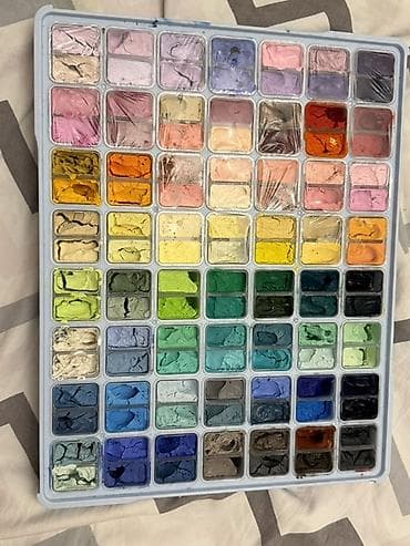 112 цветов, гуашь, пользовалась раза два. Брала за 8000. И спрей под — 1