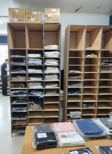 торговое оборудование для магазина одежды: Стеллажи/секции для хранения и сортировки товаров Количество - 5шт — 2