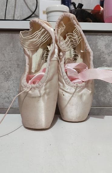 Пуанты классические, сатиновые, Бледно‑розовые, б/у но одевались один — 1