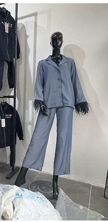 габариты: Манекен женский глянцевый, черный. Особенности: - Полноразмерная — 2