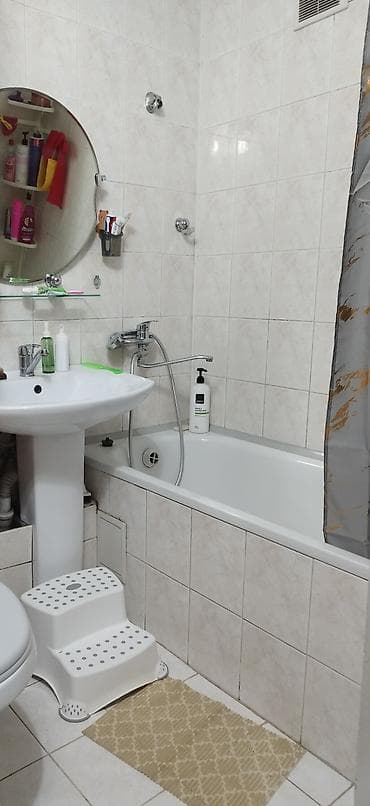 Бөлмөлөрдү ижарага берүү: Сдаётся комната с подселением в двухкомнатной квартире. Район. 10мкр — 2