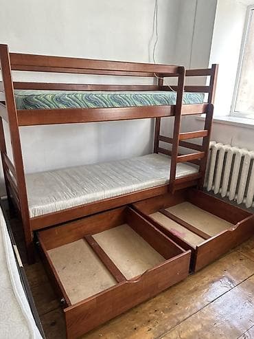 sofa bed: Двухъярусная кровать из дерева с выдвижными ящиками. В отличном — 1
