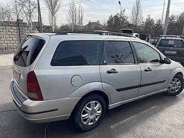 Просторный универсал серебристого цвета. Практичный кузов с большой