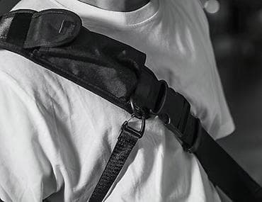 Сумка-мессенджер через плечо, чёрная, функциональная. Особенности: -