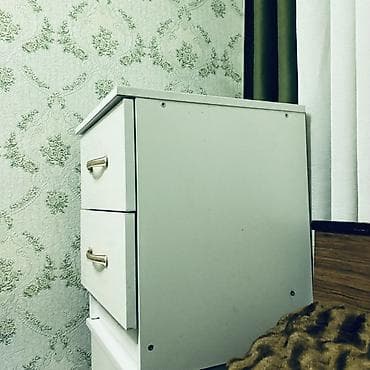Мебель: Белая прикроватная тумба с 4 по 2 отдельности выдвижными ящиками — 2