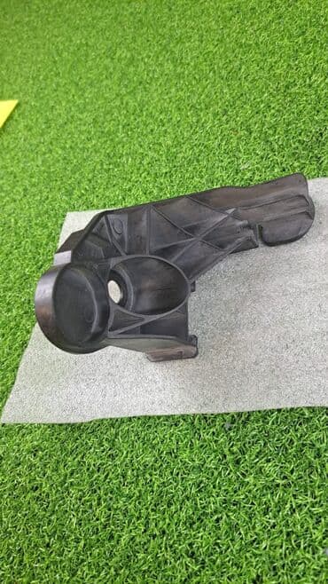 e46: Кронштейн BMW 3 6 год (E46) Кронштейн переднего правого крыла Б/У — 1