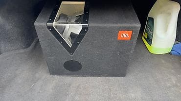 Сабвуфер JBL в корпусе - Марка: JBL (фирменный логотип на корпусе) -