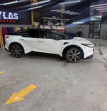 бегущая: Toyota bZ5: 2025 г., Электромобиль, Седан — 2