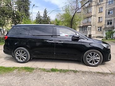 диз: Kia Carnival (Grand Sedona) — просторный 7–8‑местный минивэн в черном — 3