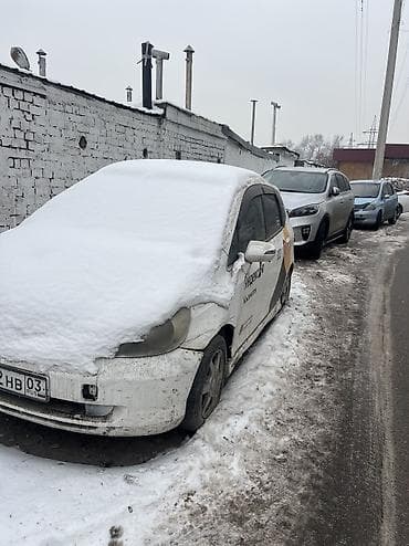 Honda Fit: 2005 г., 1.3 л, Автомат, Бензин, Седан