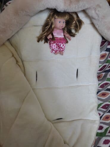 Зимняя муфта в коляску, со специальными прорезями для ремней. В