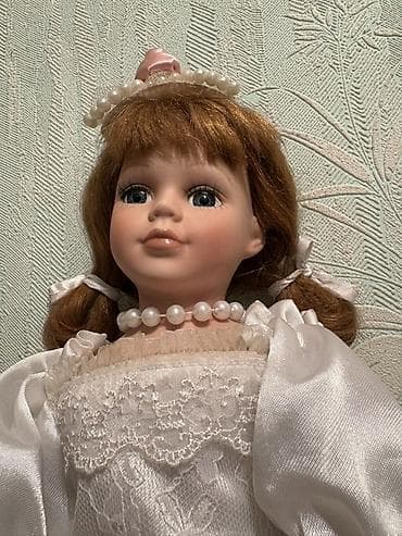 кийимдер бу: Фарфоровая кукла в нарядном образе. Ничего не сломано, на затылке — 1