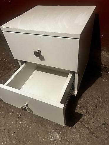 Тушкагаздар: Белая тумба с двумя выдвижными ящиками Размеры: Ширина 15 см Высота — 3