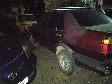 rf 2: Автомобиль: седан 4 двери, бордовый цвет. Кузов: прямые линии — 4
