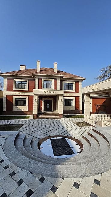 Просторный трехэтажный особняк в классическом стиле с продуманной