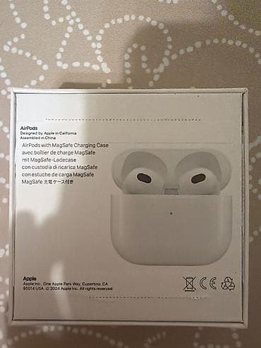 Аудиотехника: Беспроводные наушники AirPods (с кейсом зарядки ). В комплекте- — 2