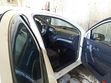 kia ceed: Седан компакт-класса, белый цвет, 4 двери. Передний привод. Кузов с — 4