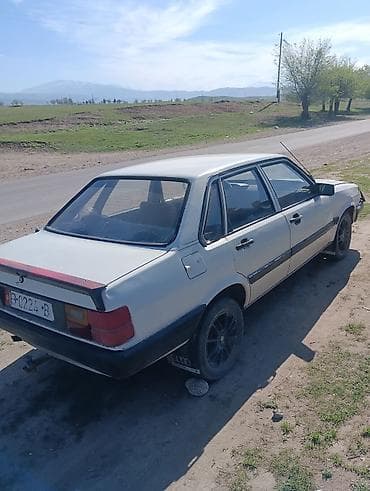 боковой тырмоо: Audi 100: 1984 г., Седан — 5