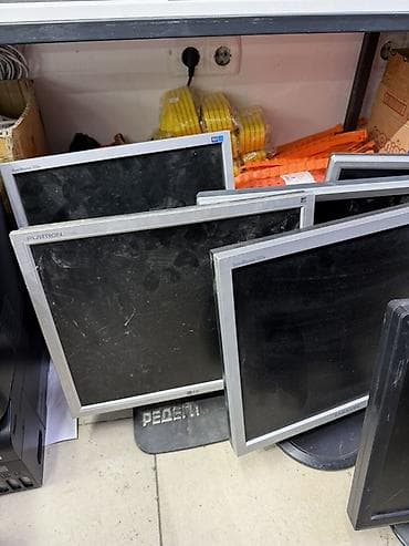 LCD мониторы 17–19" - Модели на фото: Samsung SyncMaster 720n/731/740