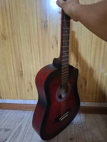 Акустическая гитара в хорошем состоянии