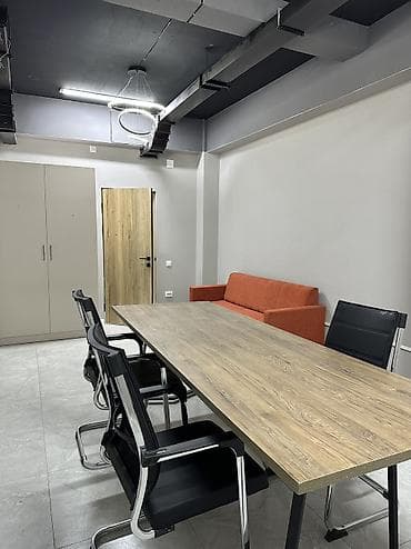 Аренда офисов Офисное помещение с переговорной и кухонной зоной От