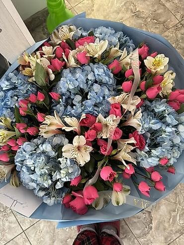 Пышный букет в воздушной голубой упаковке. Размер: крупный at lalafo.kg Пышный букет в воздушной голубой упаковке. Размер: крупный