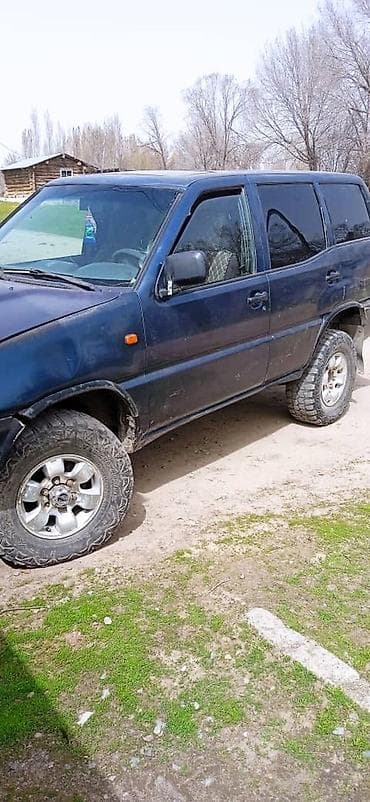 моту ата: Внедорожник 5‑дверный, темно‑синий, с прицепным фаркопом. Кузов — 2