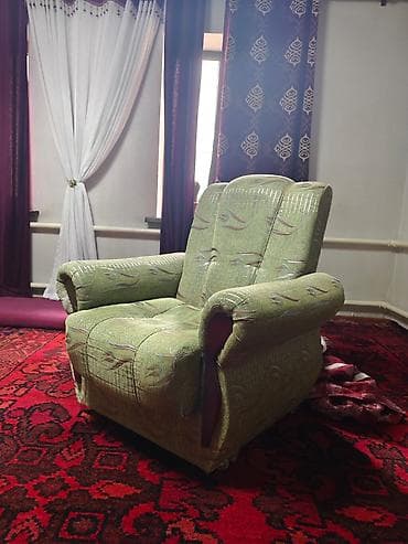 кресло для кормления: Кресло мягкое, классической формы с широкими подлокотниками и прочной — 2