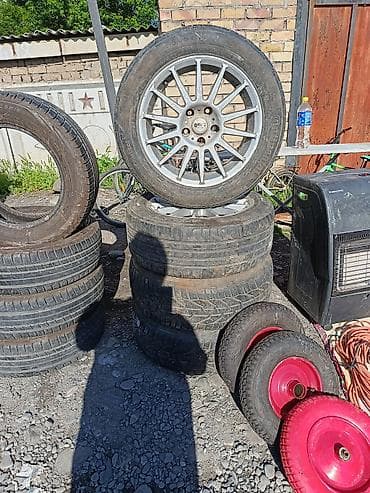 voyah h97: Комплект автомобильных шин и одно легкосплавное колесо. - Тип — 2