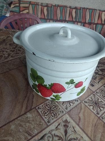 Эмалированная кастрюля с крышкой, классический белый цвет с клубничным