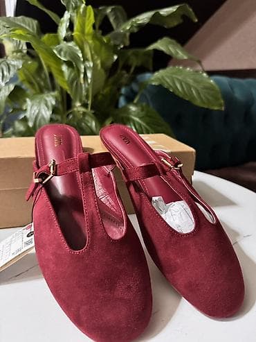 Айымдардын бут кийими: Женские мюли Zara насыщенного бордового цвета. 
Размер :38 
Цена :2500 — 4