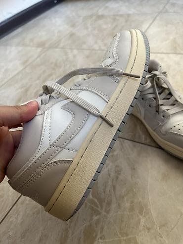 tech flecee nike: Кроссовки низкие, светло‑серо‑белая гамма с кремовым кантом подошвы — 2