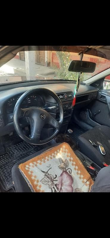 s 221: Opel Vectra: 1992 г., Ручные, Бензин, Хэтчбэк — 1